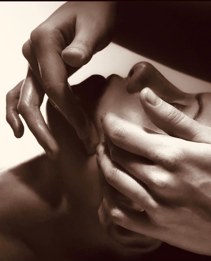 Manos entrelazadas en un toque íntimo.