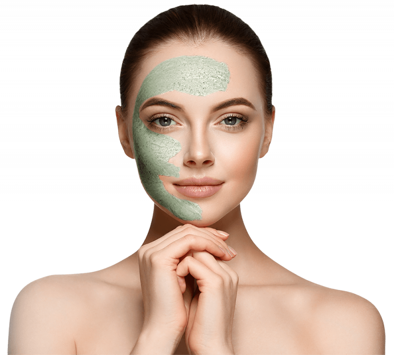 Mujer con mascarilla facial verde y sonrisa.