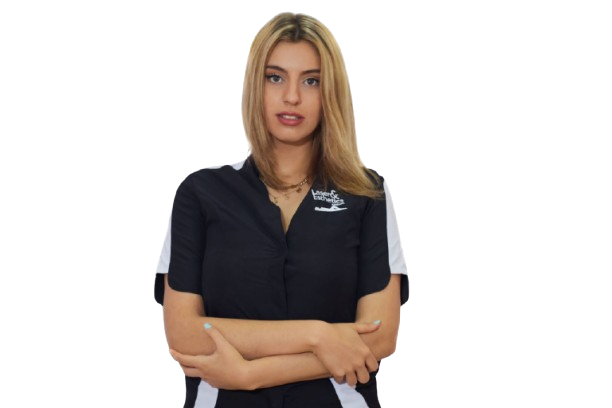 Mujer con camiseta negra sonriendo y brazos cruzados