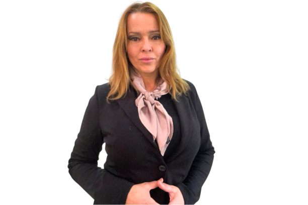 Mujer profesional con blusa y chal en actitud seria.