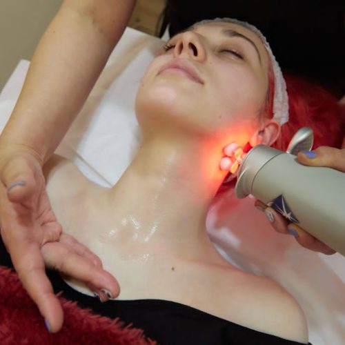 Tratamiento facial con luz LED y masaje relajante.